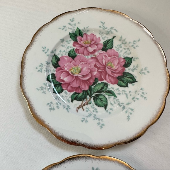 2 Vintage Plates - Camellia Pattern - Picture 2 of 5